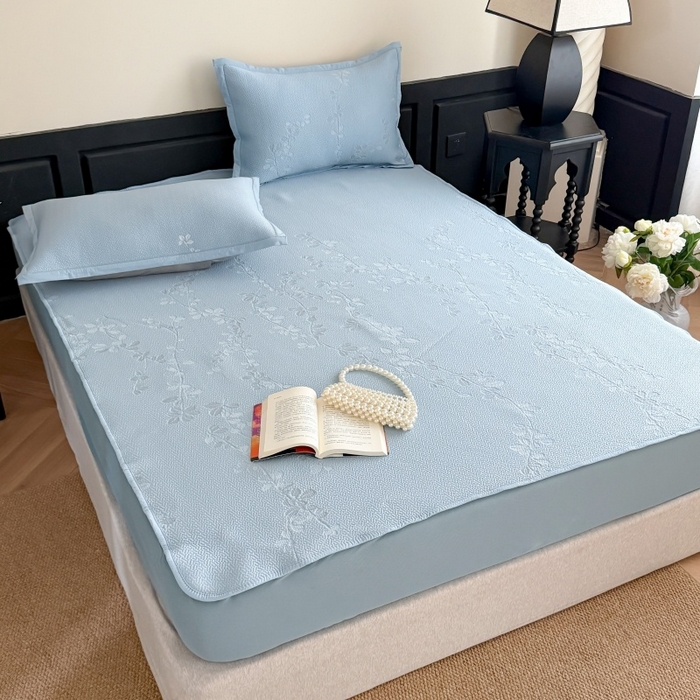 91家纺网 家纺一手货源 找家纺 吾欢心 2026新款高端复合三明治PE乙纶双面提花高克重凉席三件套浅夏系列 PE浅夏蓝-床笠款