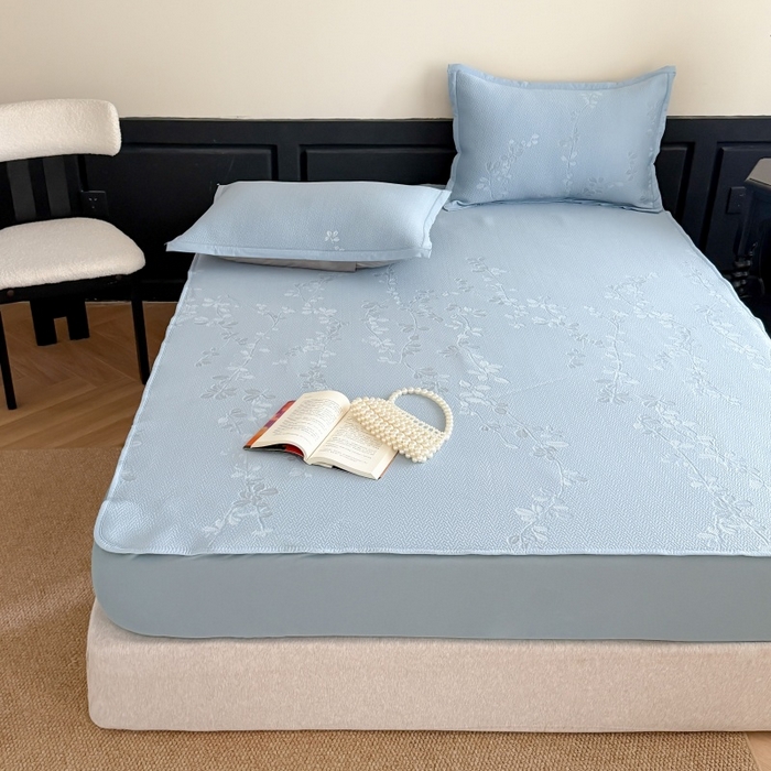 91家纺网 家纺一手货源 找家纺 吾欢心 2026新款高端复合三明治PE乙纶双面提花高克重凉席三件套浅夏系列 PE浅夏蓝-床笠款