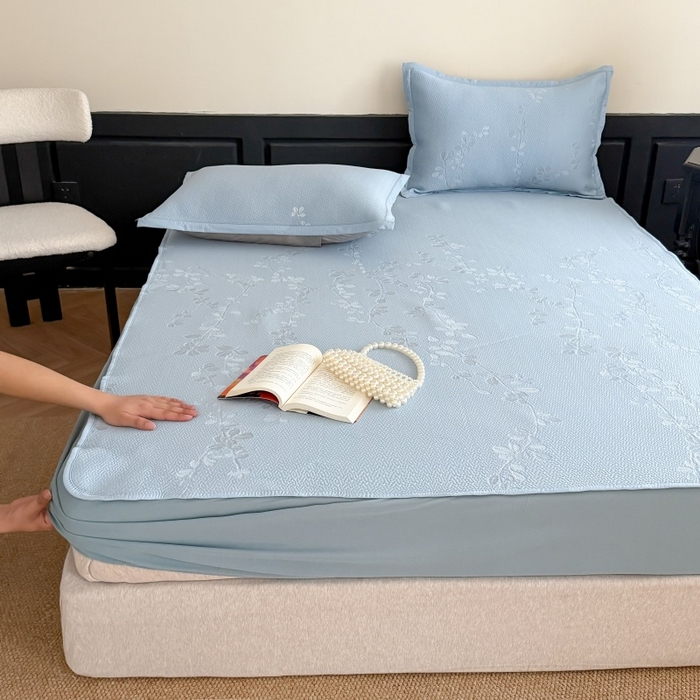 91家纺网 家纺一手货源 找家纺 吾欢心 2026新款高端复合三明治PE乙纶双面提花高克重凉席三件套浅夏系列 PE浅夏蓝-床笠款