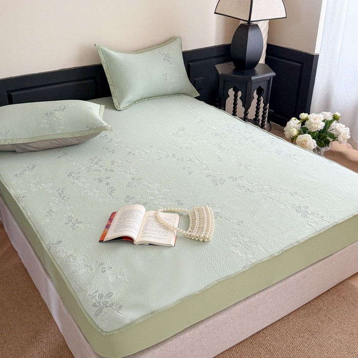 91家纺网 家纺一手货源 找家纺 吾欢心 2026新款高端复合三明治PE乙纶双面提花高克重凉席三件套浅夏系列 PE浅夏绿-床笠款