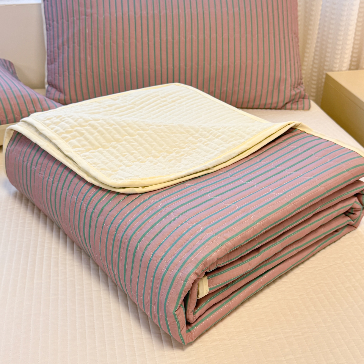 91家纺网 家纺一手货源 找家纺 （总）慕尚家纺 2026新款简约风条纹床盖三件套