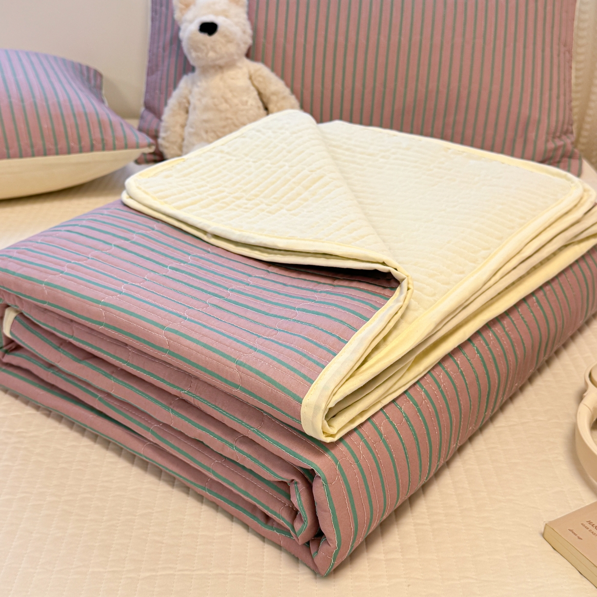 91家纺网 家纺一手货源 找家纺 慕尚家纺 2026新款简约风条纹床盖三件套 粉豆沙+绿条纹