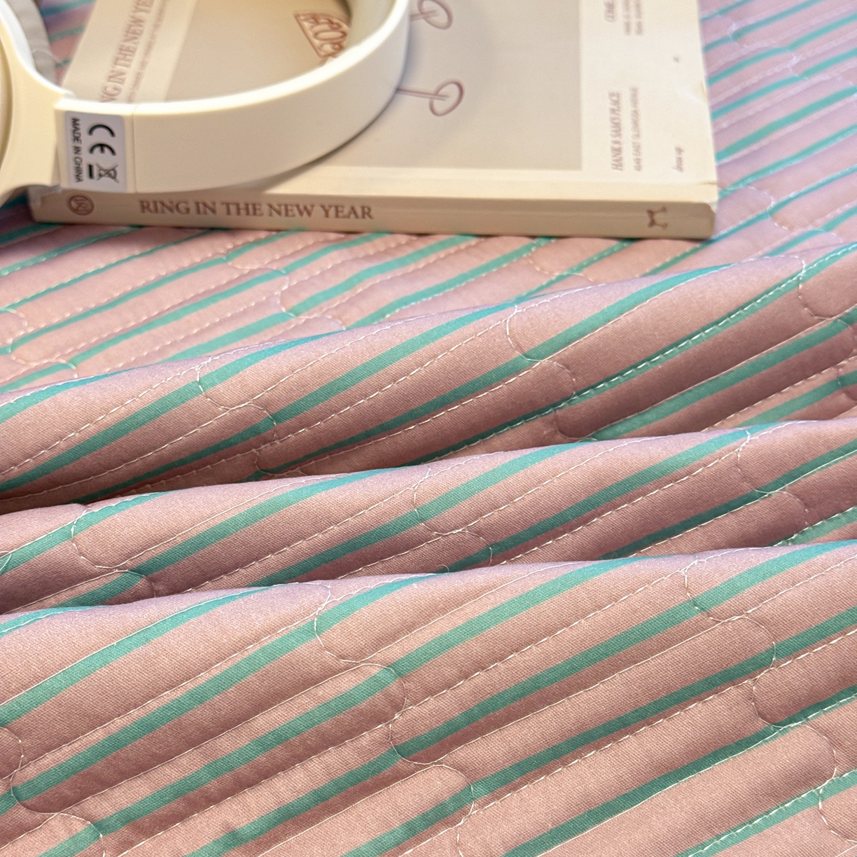 91家纺网 家纺一手货源 找家纺 慕尚家纺 2026新款简约风条纹床盖三件套 粉豆沙+绿条纹