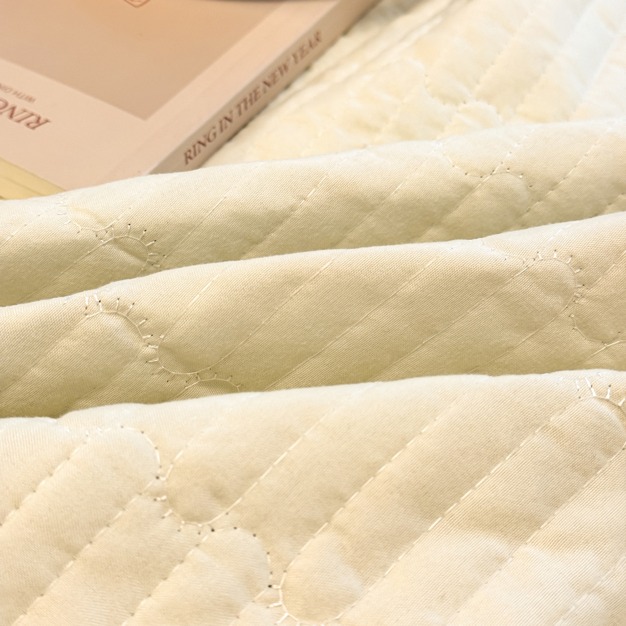 91家纺网 家纺一手货源 找家纺 慕尚家纺 2026新款简约风条纹床盖三件套 粉豆沙+绿条纹