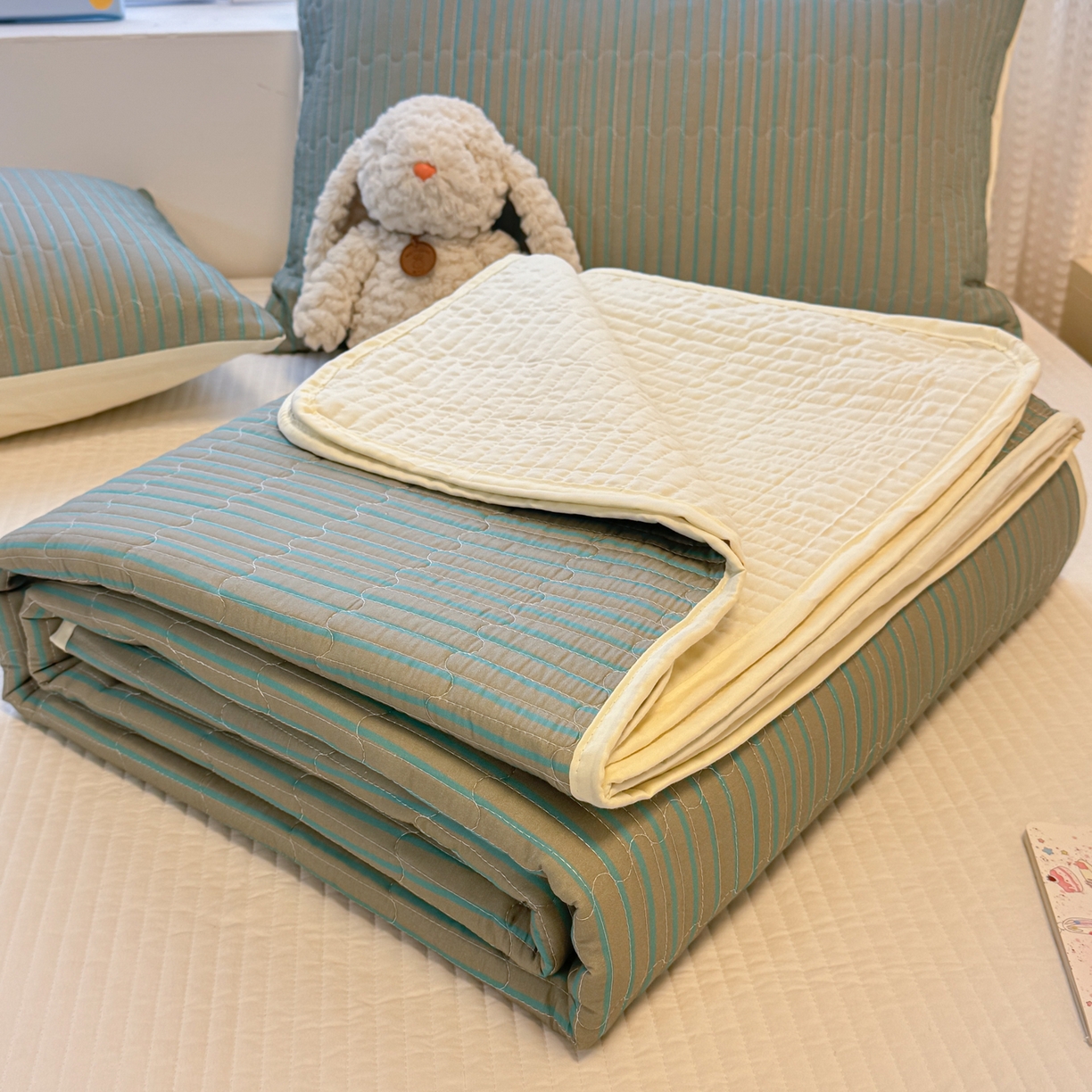 91家纺网 家纺一手货源 找家纺 慕尚家纺 2026新款简约风条纹床盖三件套 咖+绿条纹