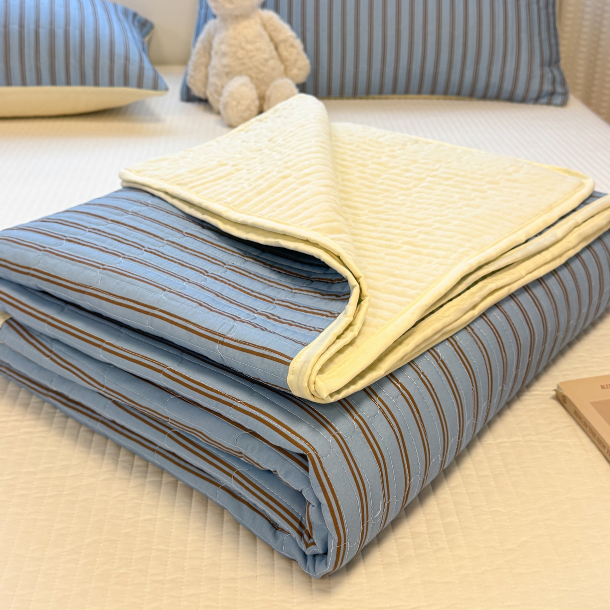 91家纺网 家纺一手货源 找家纺 慕尚家纺 2026新款简约风条纹床盖三件套 天空蓝+咖条纹