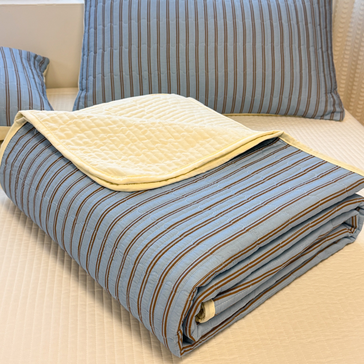 91家纺网 家纺一手货源 找家纺 慕尚家纺 2026新款简约风条纹床盖三件套 天空蓝+咖条纹
