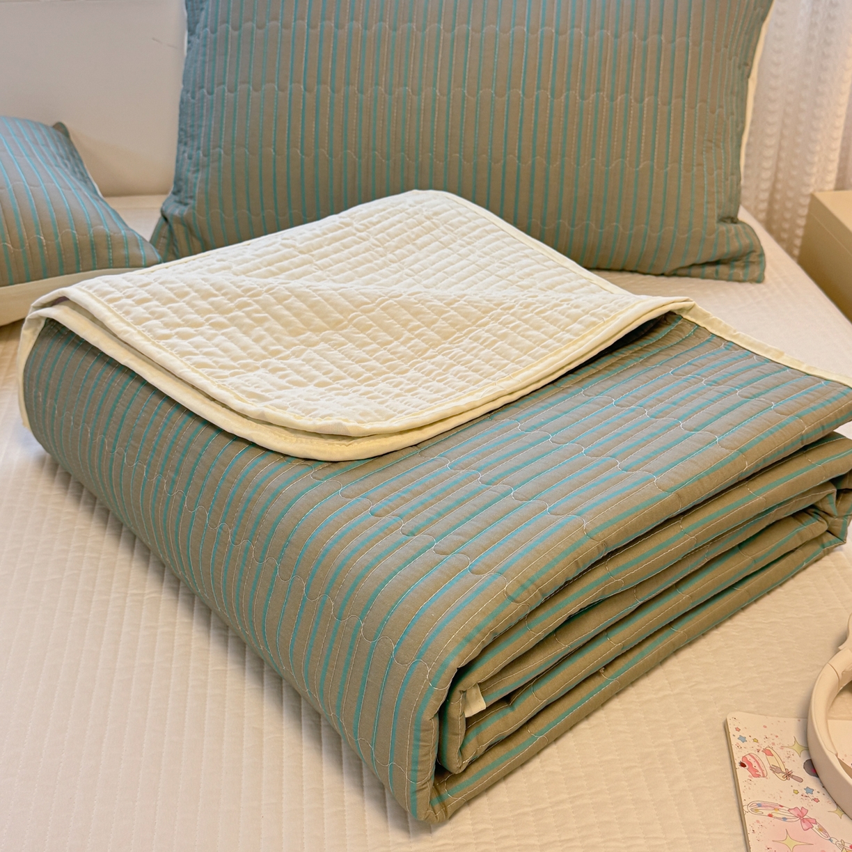 91家纺网 家纺一手货源 找家纺 慕尚家纺 2026新款简约风条纹床盖三件套 咖+绿条纹