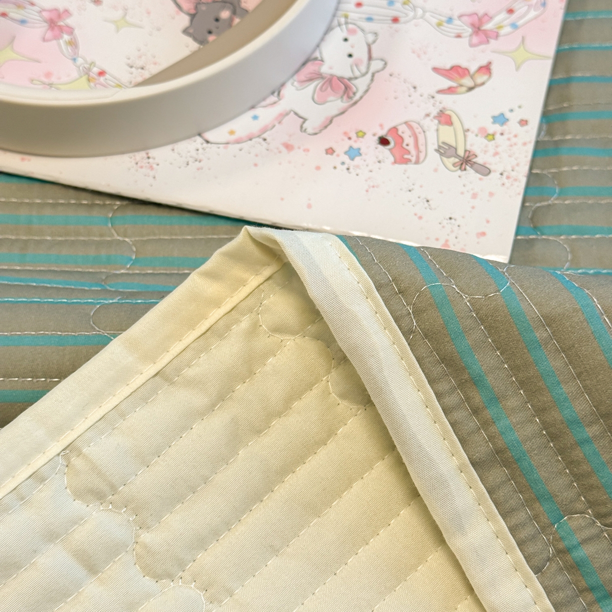 91家纺网 家纺一手货源 找家纺 慕尚家纺 2026新款简约风条纹床盖三件套 咖+绿条纹