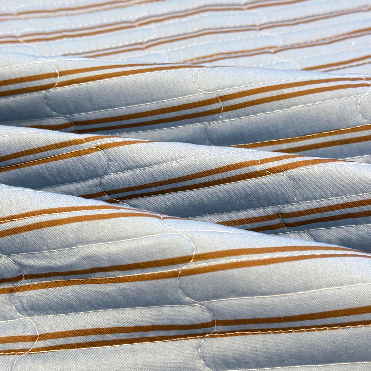 91家纺网 家纺一手货源 找家纺 慕尚家纺 2026新款简约风条纹床盖三件套 天空蓝+咖条纹