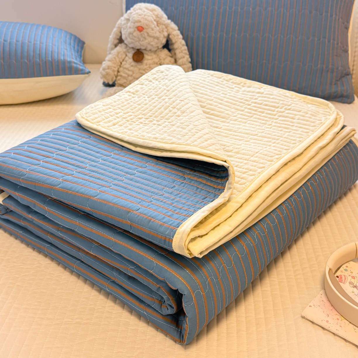 91家纺网 家纺一手货源 找家纺 慕尚家纺 2026新款简约风条纹床盖三件套 深蓝+咖棕条纹