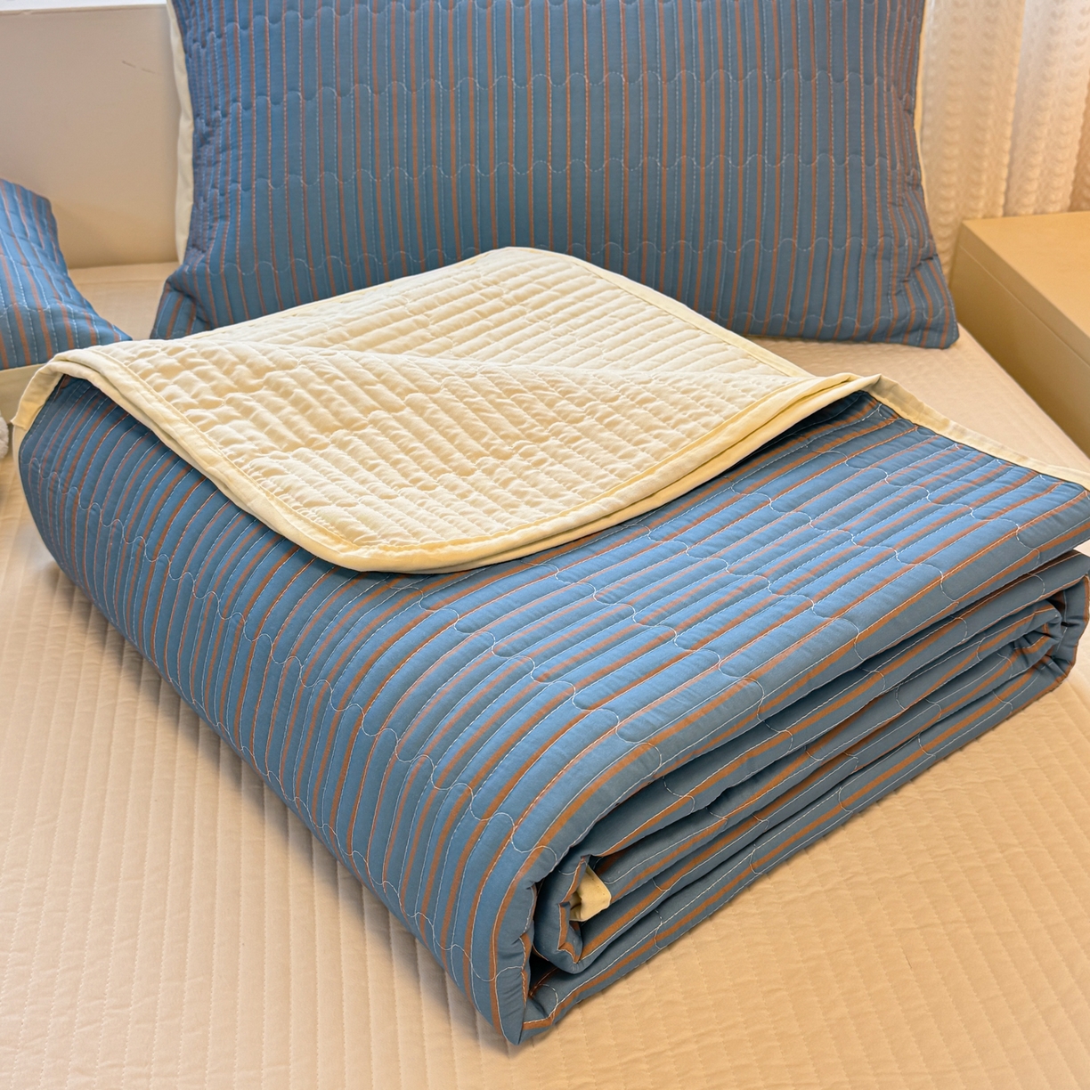 91家纺网 家纺一手货源 找家纺 慕尚家纺 2026新款简约风条纹床盖三件套 深蓝+咖棕条纹