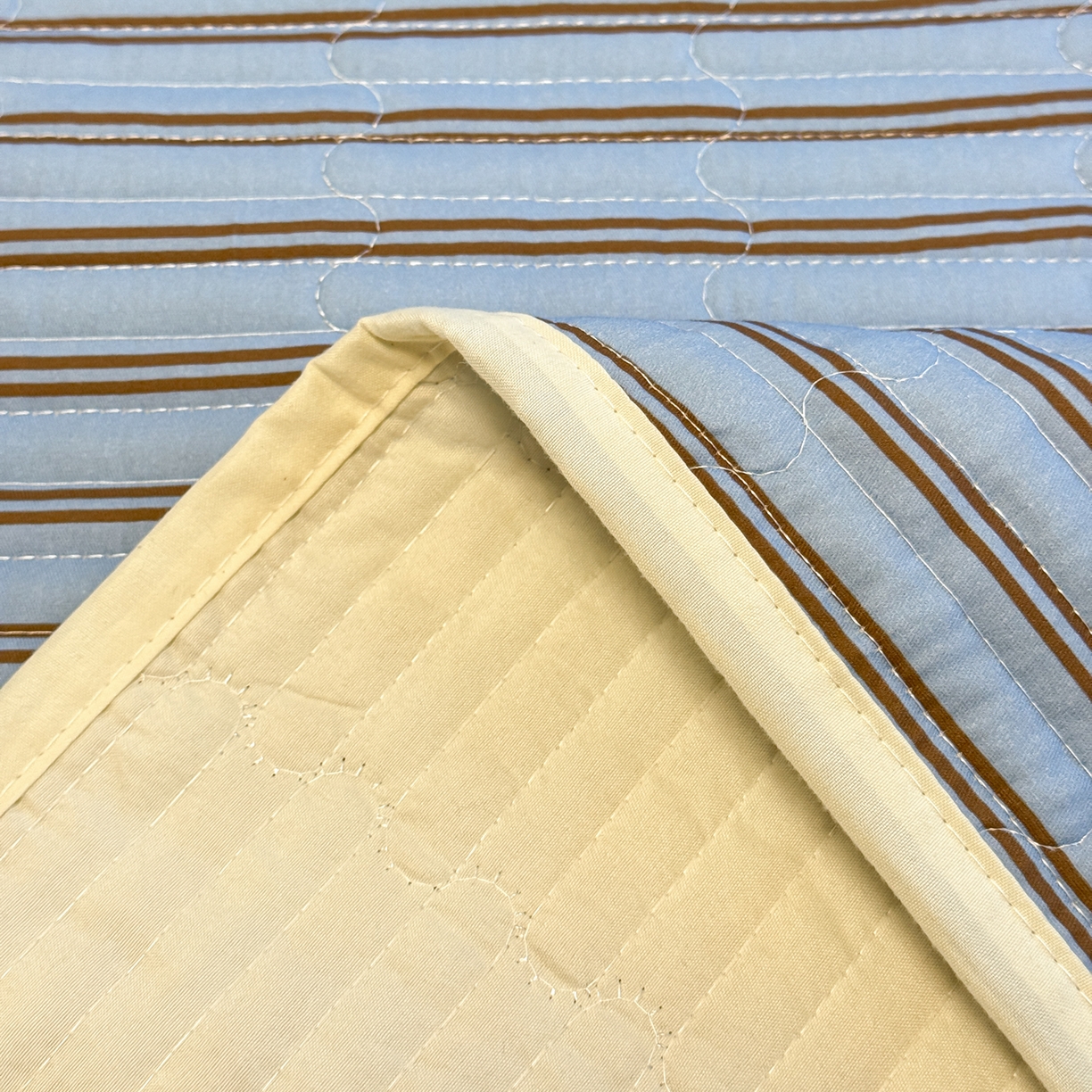 91家纺网 家纺一手货源 找家纺 慕尚家纺 2026新款简约风条纹床盖三件套 天空蓝+咖条纹