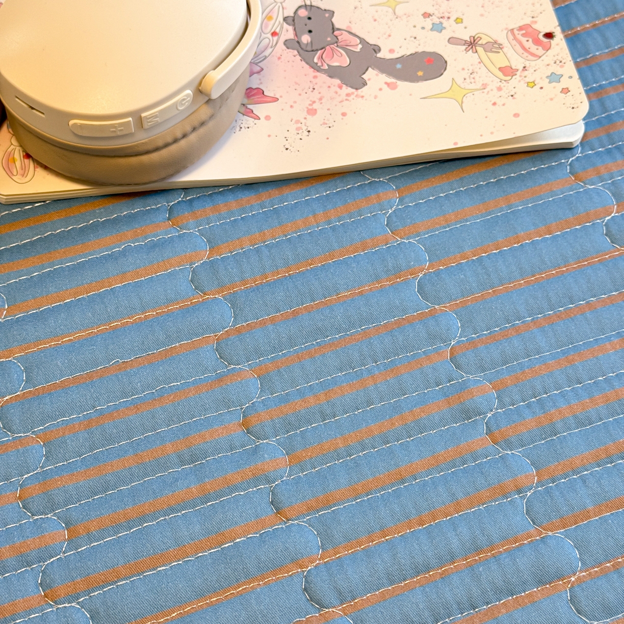 91家纺网 家纺一手货源 找家纺 慕尚家纺 2026新款简约风条纹床盖三件套 深蓝+咖棕条纹