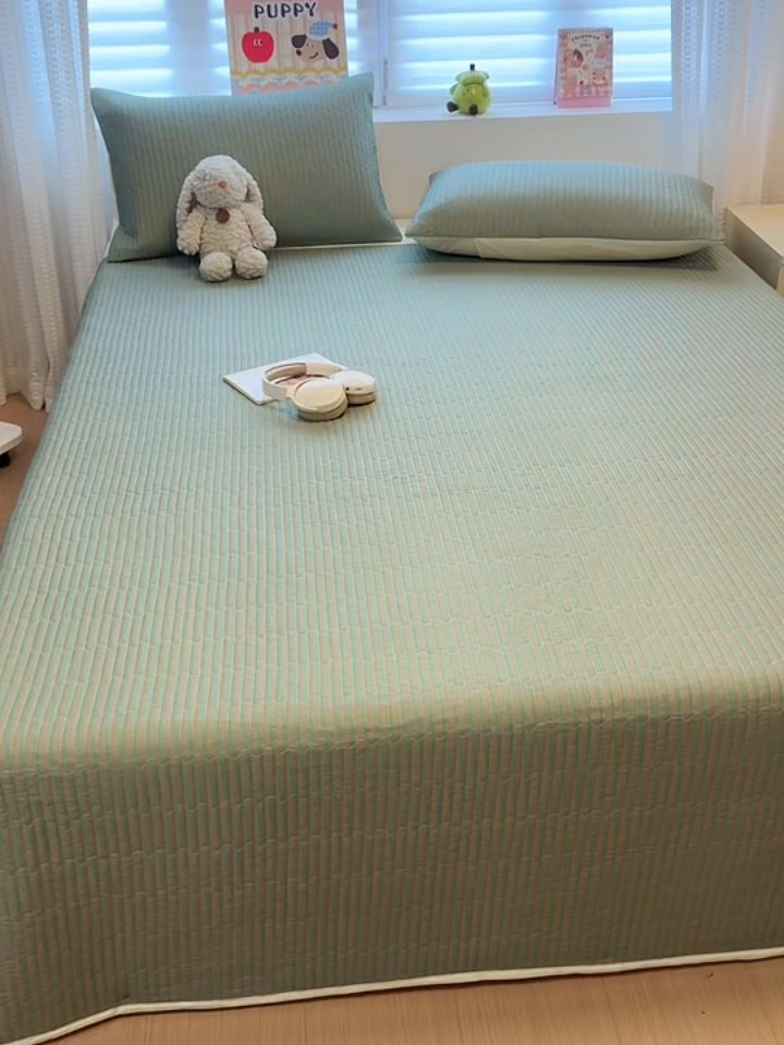 91家纺网 家纺一手货源 找家纺 慕尚家纺 2026新款简约风条纹床盖三件套 咖+绿条纹