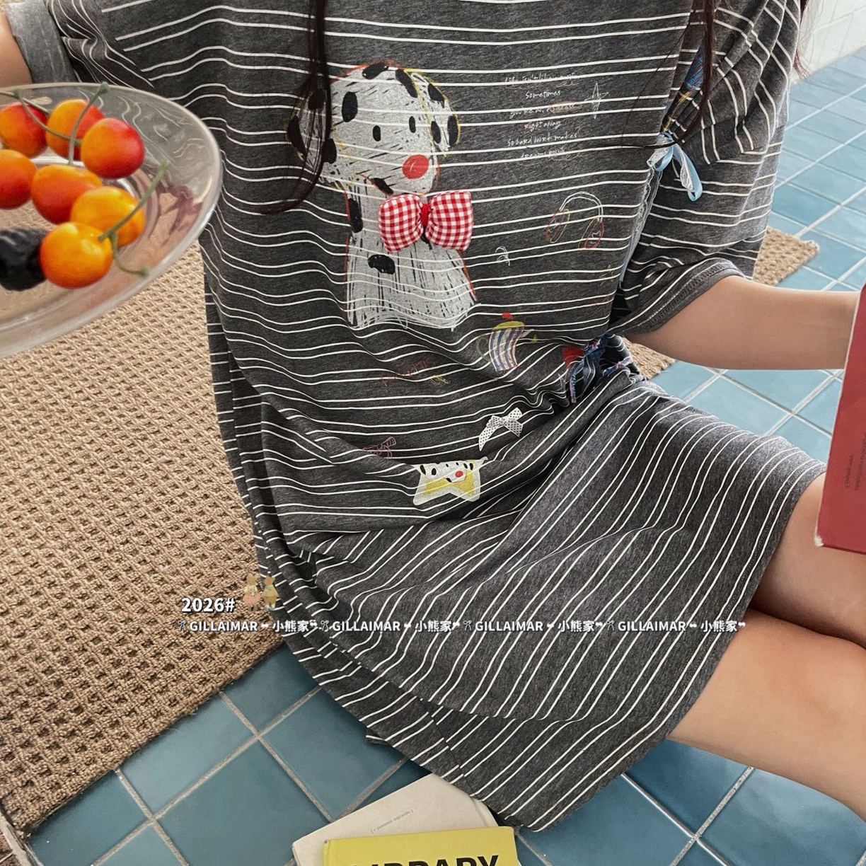 91家纺网 家纺一手货源 找家纺 （总）妍景家居生活馆 2026新款莱赛尔冰丝棉睡裙-板凳小狗T深灰