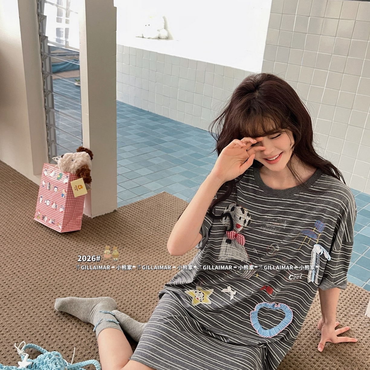 91家纺网 家纺一手货源 找家纺 （总）妍景家居生活馆 2026新款莱赛尔冰丝棉睡裙-板凳小狗T深灰