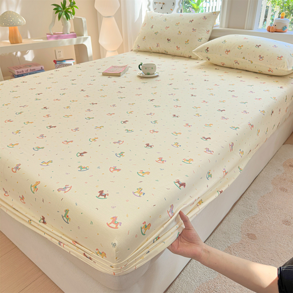 91家纺网 家纺一手货源 找家纺 女子家纺 2026新款全棉纯棉印花卡通单床笠 彩虹木马