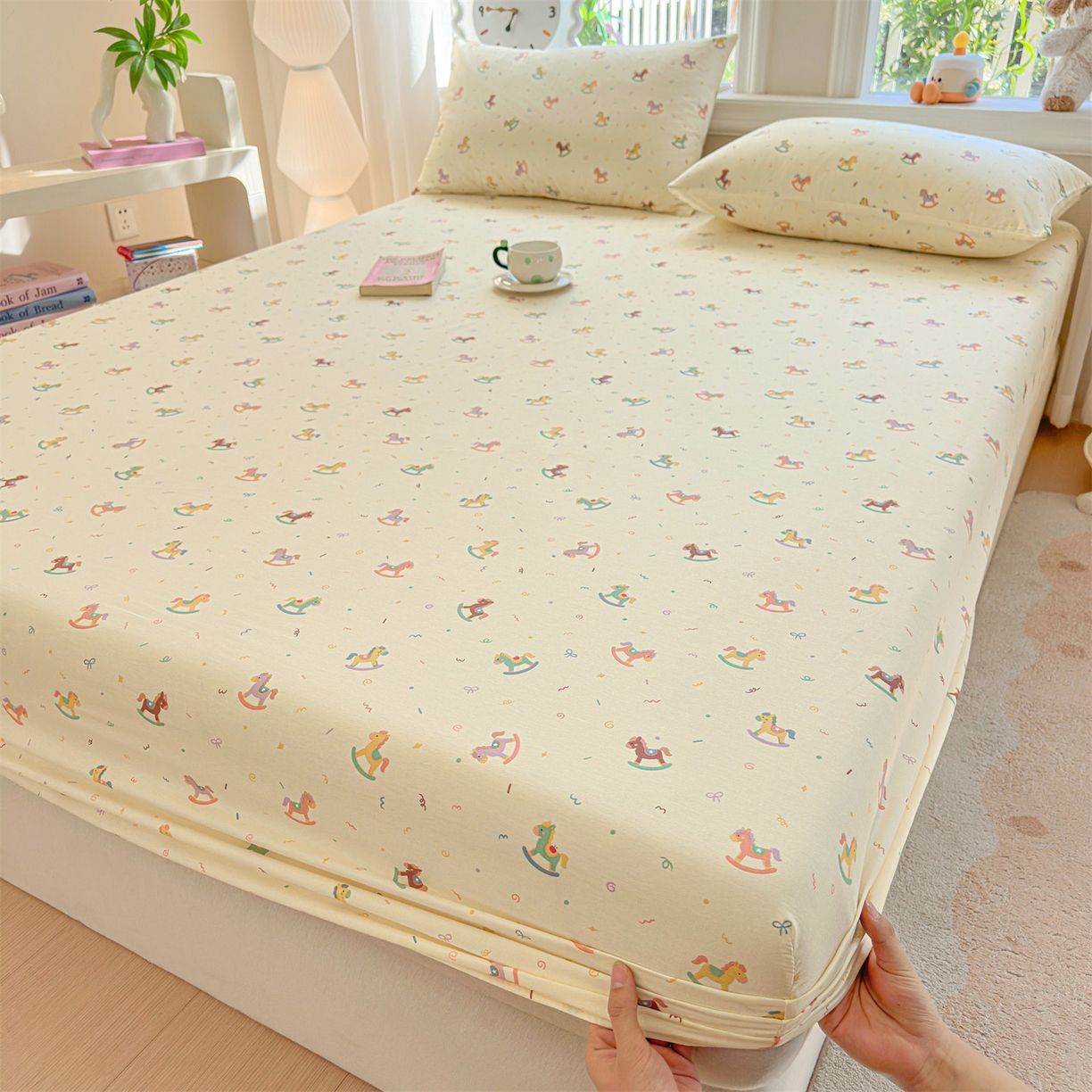 91家纺网 家纺一手货源 找家纺 女子家纺 2026新款全棉纯棉印花卡通单床笠 彩虹木马