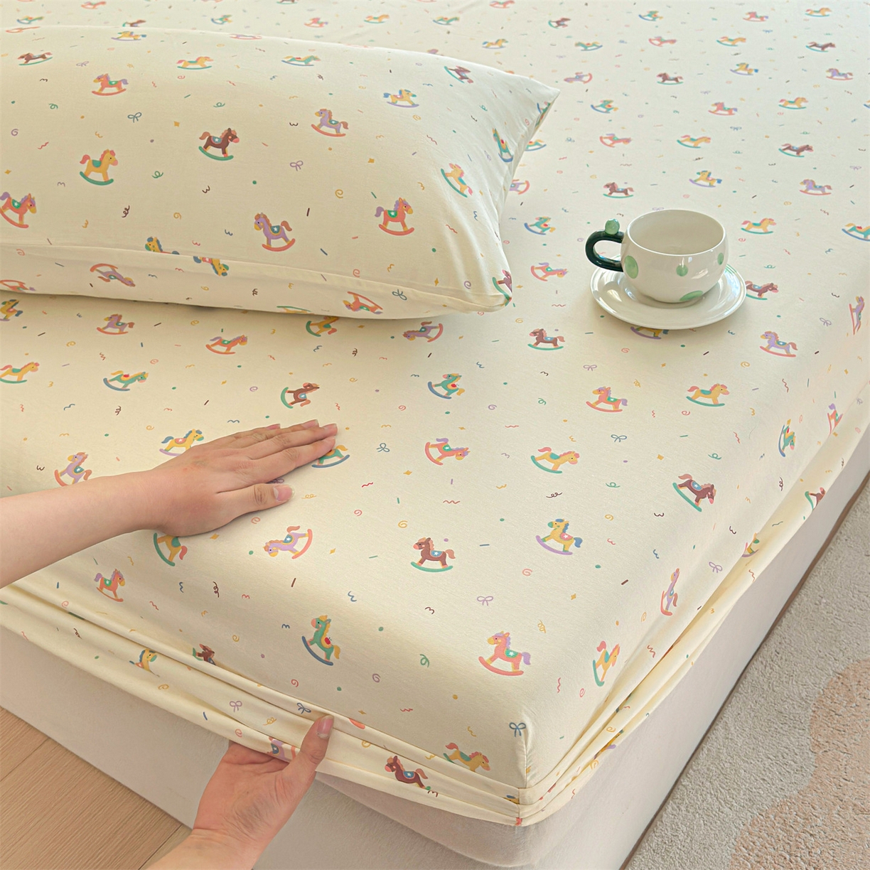 91家纺网 家纺一手货源 找家纺 女子家纺 2026新款全棉纯棉印花卡通单床笠 彩虹木马