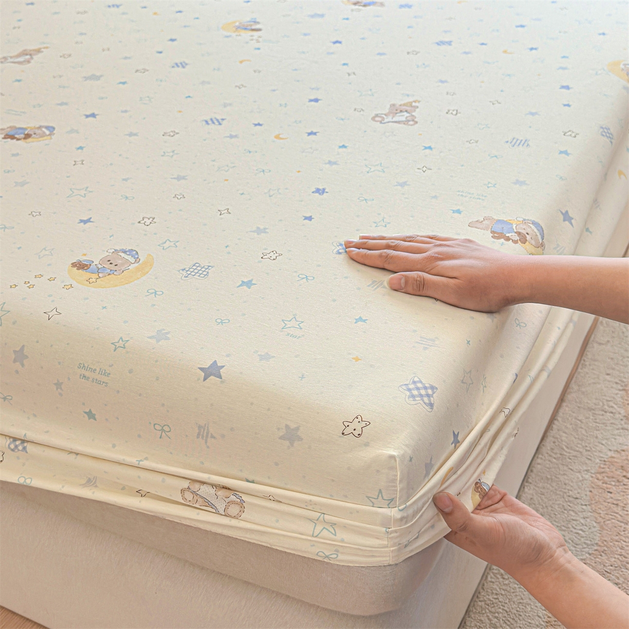 91家纺网 家纺一手货源 找家纺 女子家纺 2026新款全棉纯棉印花卡通单床笠 酣睡熊