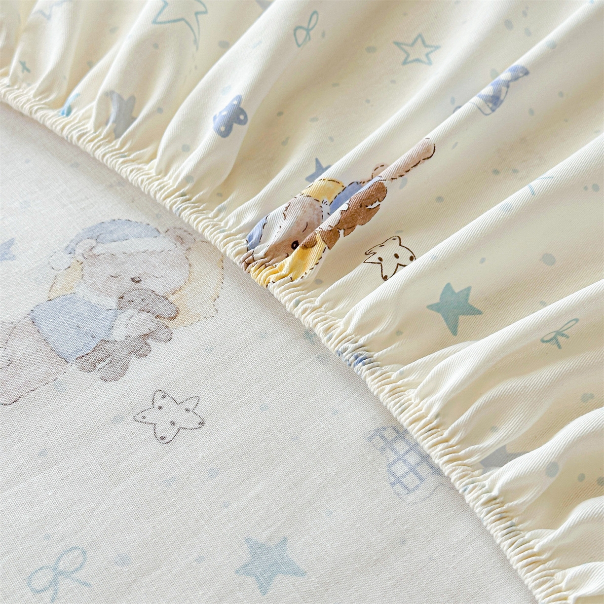 91家纺网 家纺一手货源 找家纺 女子家纺 2026新款全棉纯棉印花卡通单床笠 酣睡熊