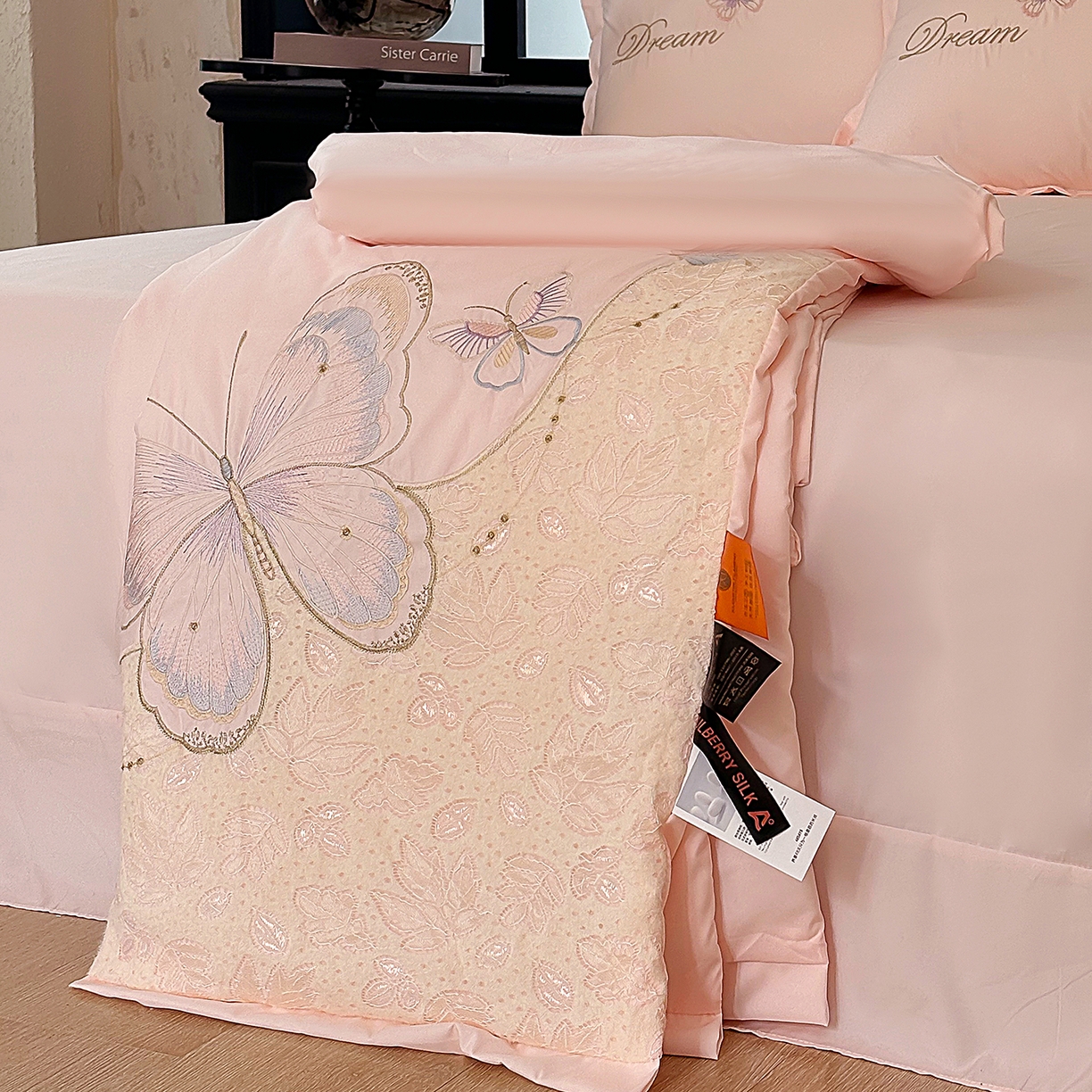 91家纺网 家纺一手货源 找家纺 （总）宅家居 2026新款蚕蛹蛋白刺绣A类水光天丝贴纱绣夏被四件套-蝶舞花语