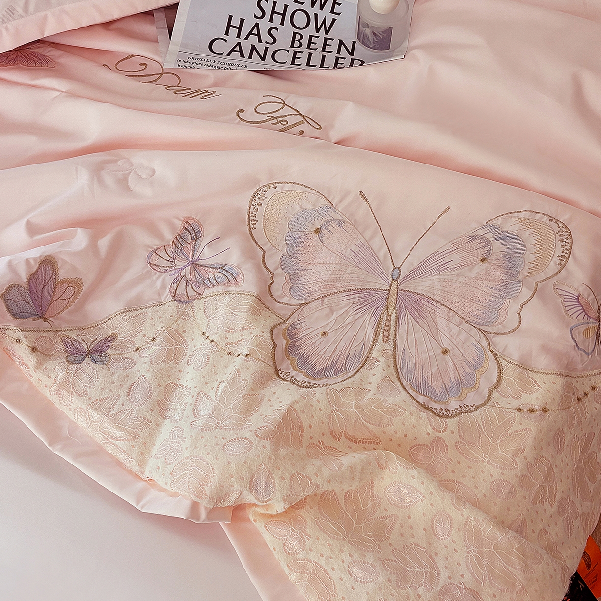 91家纺网 家纺一手货源 找家纺 （总）宅家居 2026新款蚕蛹蛋白刺绣A类水光天丝贴纱绣夏被四件套-蝶舞花语