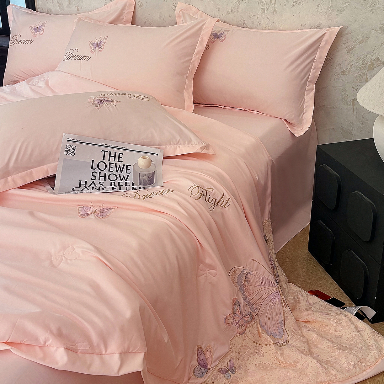 91家纺网 家纺一手货源 找家纺 （总）宅家居 2026新款蚕蛹蛋白刺绣A类水光天丝贴纱绣夏被四件套-蝶舞花语