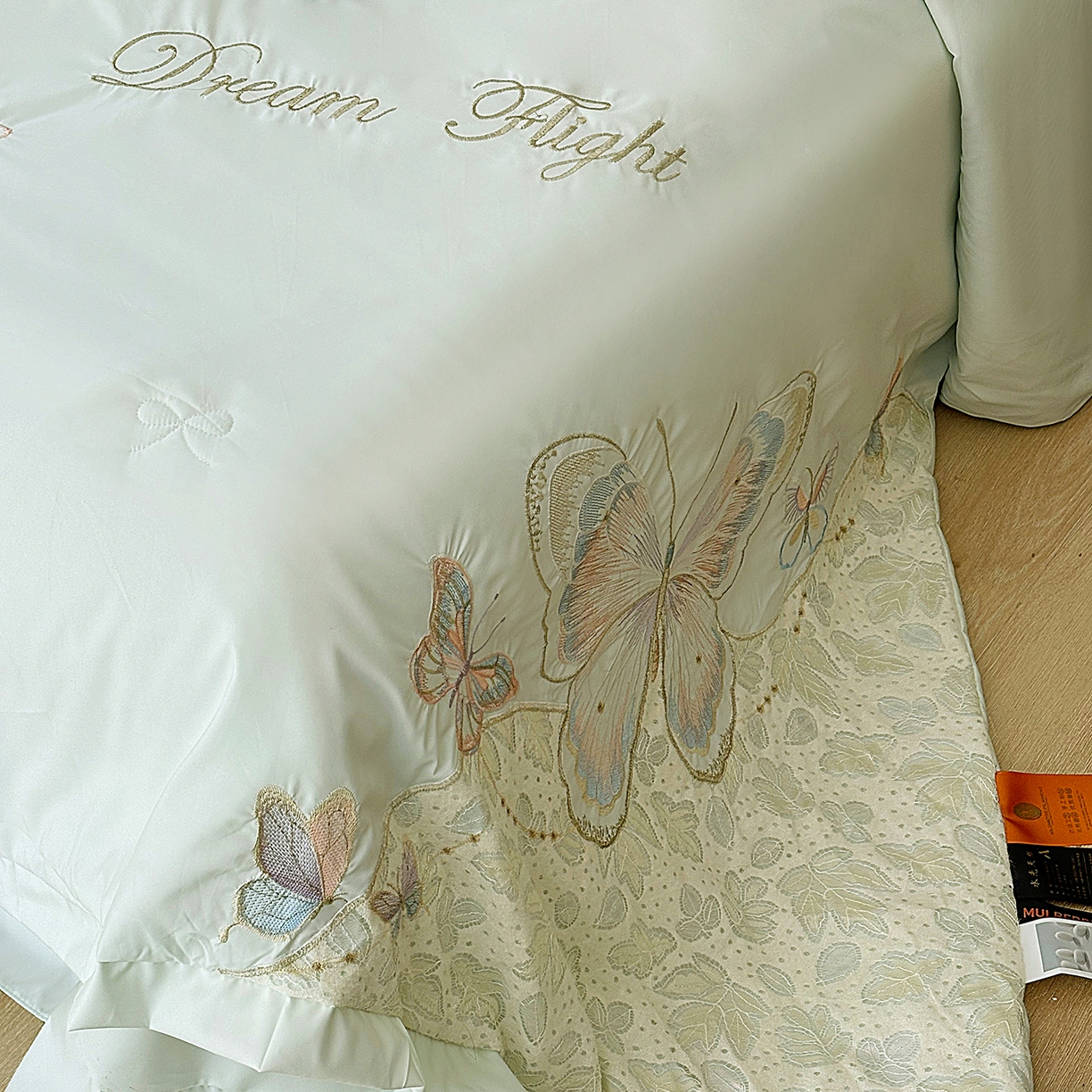 91家纺网 家纺一手货源 找家纺 宅家居 2026新款蚕蛹蛋白刺绣A类水光天丝贴纱绣夏被四件套-蝶舞花语 蝶舞花语-水绿