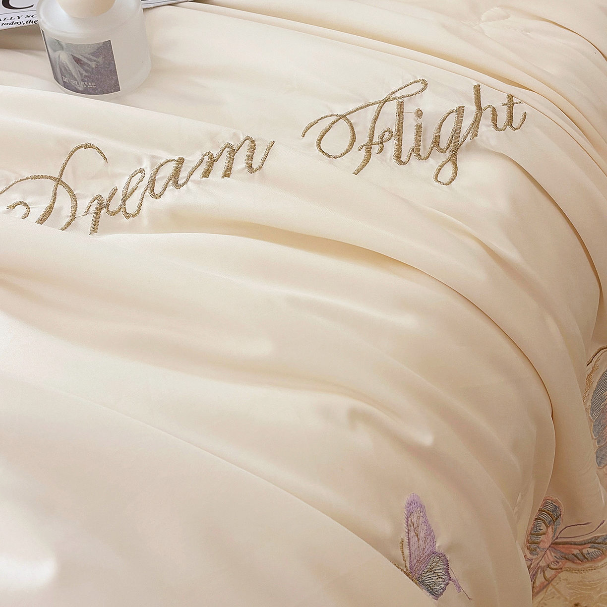 91家纺网 家纺一手货源 找家纺 宅家居 2026新款蚕蛹蛋白刺绣A类水光天丝贴纱绣夏被四件套-蝶舞花语 蝶舞花语-香槟