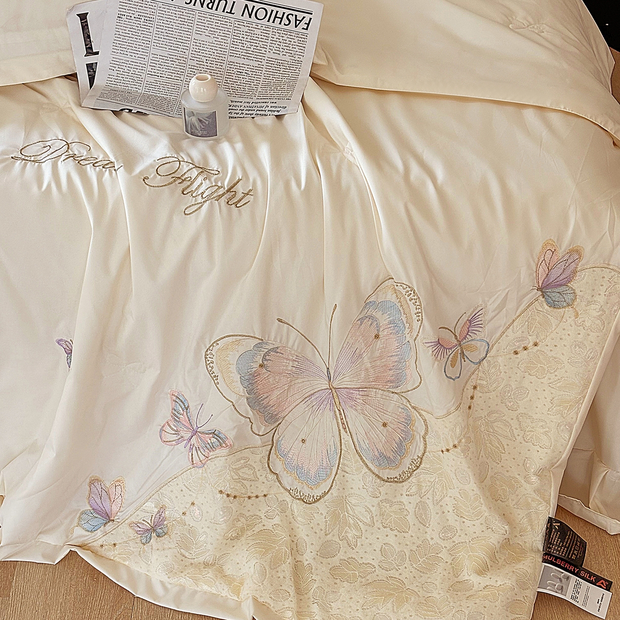 91家纺网 家纺一手货源 找家纺 宅家居 2026新款蚕蛹蛋白刺绣A类水光天丝贴纱绣夏被四件套-蝶舞花语 蝶舞花语-香槟