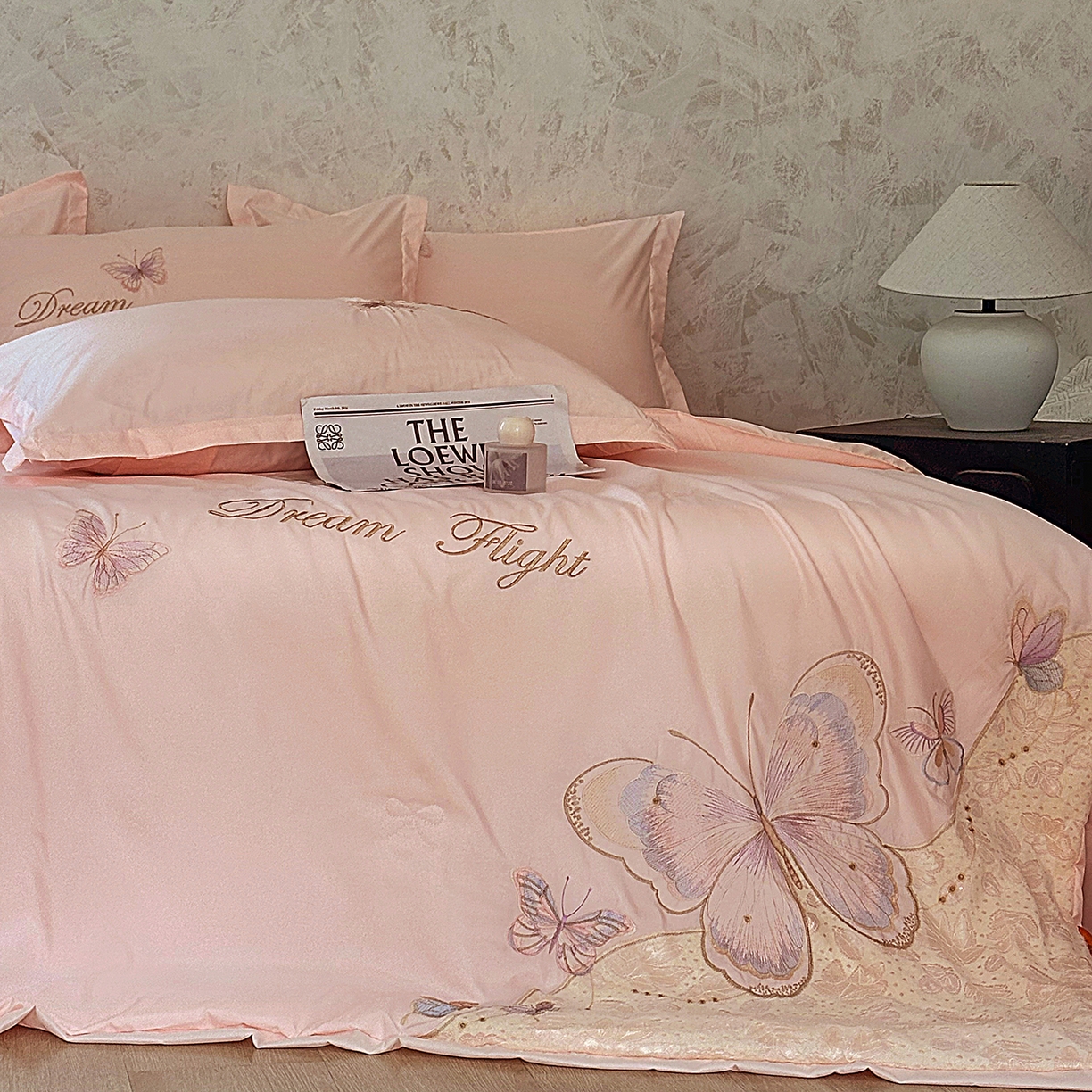 91家纺网 家纺一手货源 找家纺 （总）宅家居 2026新款蚕蛹蛋白刺绣A类水光天丝贴纱绣夏被四件套-蝶舞花语