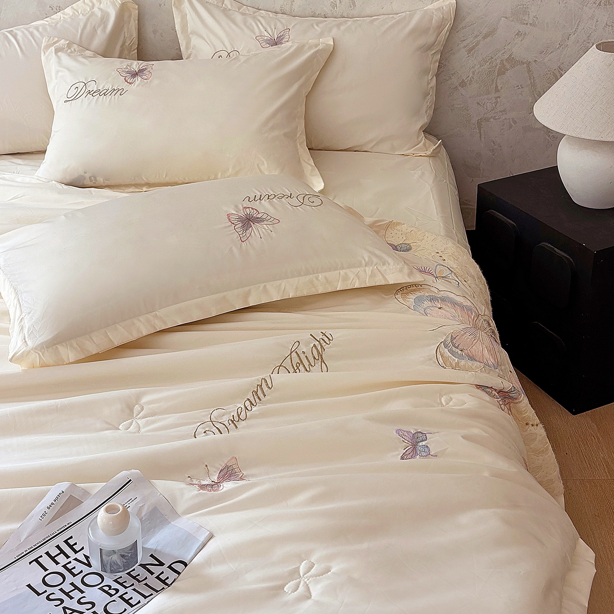 91家纺网 家纺一手货源 找家纺 宅家居 2026新款蚕蛹蛋白刺绣A类水光天丝贴纱绣夏被四件套-蝶舞花语 蝶舞花语-香槟