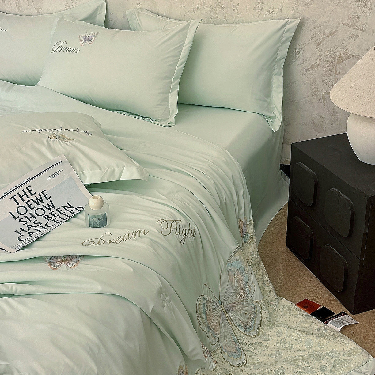 91家纺网 家纺一手货源 找家纺 宅家居 2026新款蚕蛹蛋白刺绣A类水光天丝贴纱绣夏被四件套-蝶舞花语 蝶舞花语-水绿
