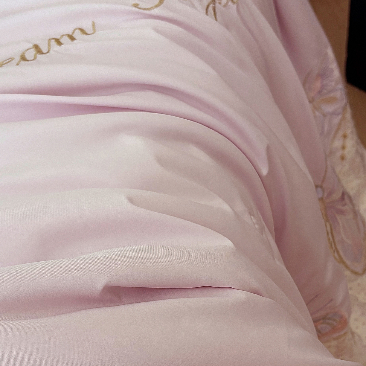 91家纺网 家纺一手货源 找家纺 宅家居 2026新款蚕蛹蛋白刺绣A类水光天丝贴纱绣夏被四件套-蝶舞花语 蝶舞花语-紫色