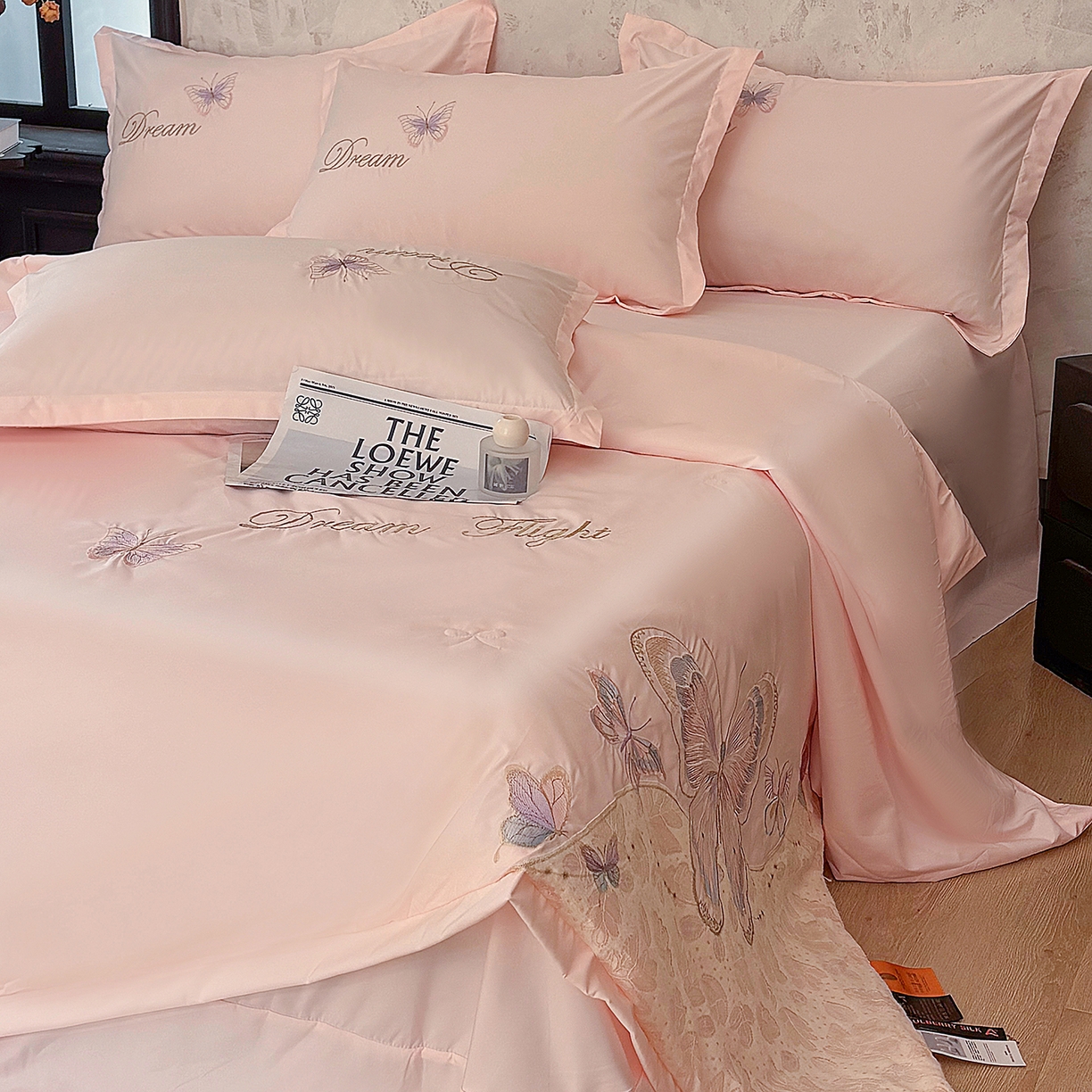 91家纺网 家纺一手货源 找家纺 宅家居 2026新款蚕蛹蛋白刺绣A类水光天丝贴纱绣夏被四件套-蝶舞花语 蝶舞花语-粉色