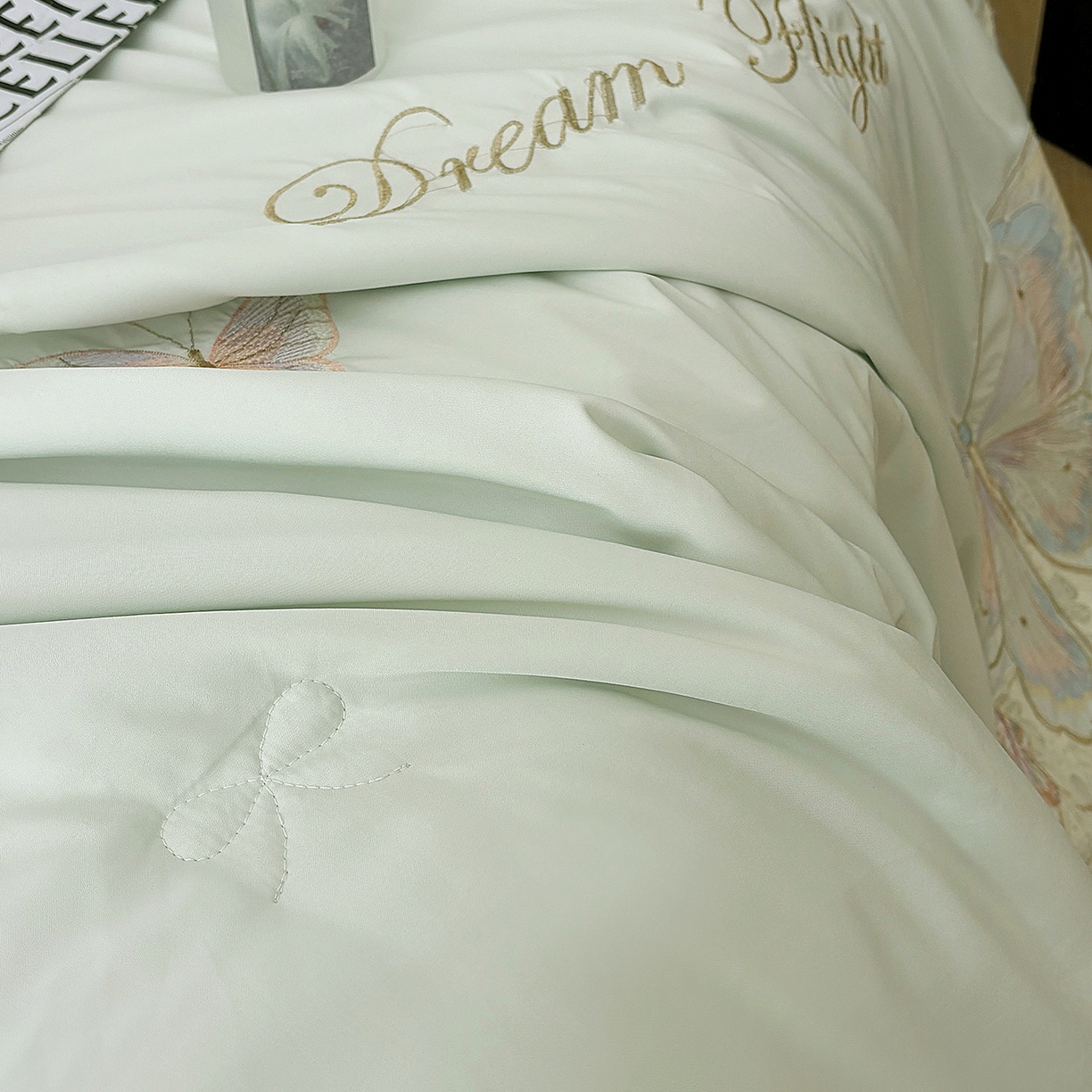 91家纺网 家纺一手货源 找家纺 宅家居 2026新款蚕蛹蛋白刺绣A类水光天丝贴纱绣夏被四件套-蝶舞花语 蝶舞花语-水绿