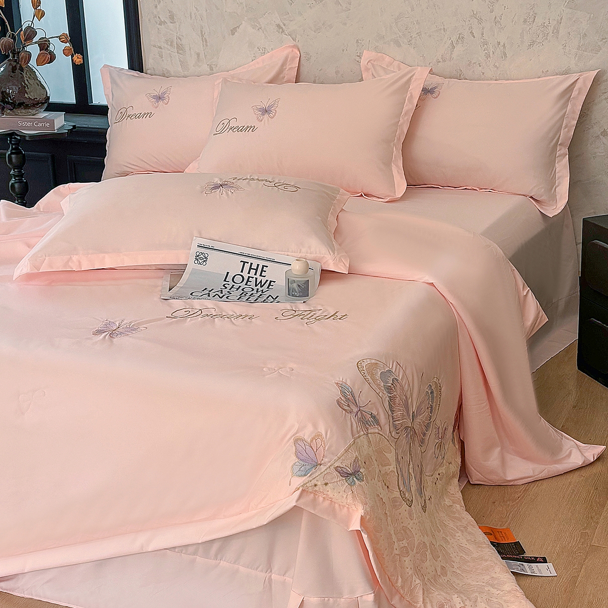 91家纺网 家纺一手货源 找家纺 宅家居 2026新款蚕蛹蛋白刺绣A类水光天丝贴纱绣夏被四件套-蝶舞花语 蝶舞花语-粉色