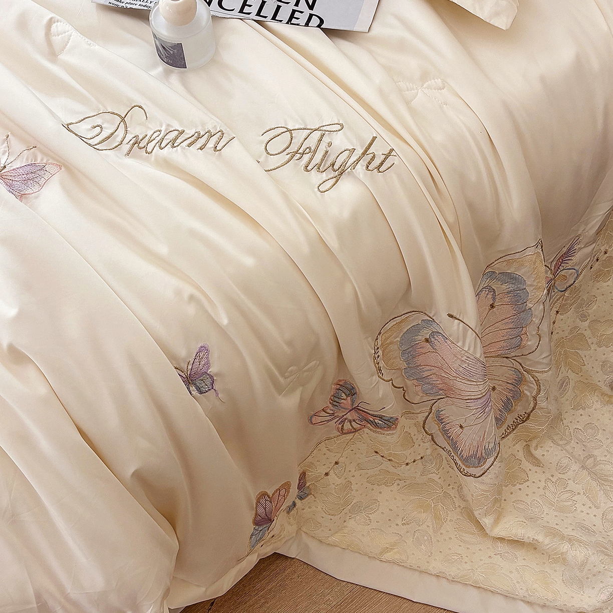 91家纺网 家纺一手货源 找家纺 宅家居 2026新款蚕蛹蛋白刺绣A类水光天丝贴纱绣夏被四件套-蝶舞花语 蝶舞花语-香槟
