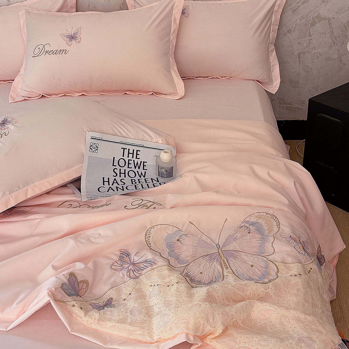 91家纺网 家纺一手货源 找家纺 宅家居 2026新款蚕蛹蛋白刺绣A类水光天丝贴纱绣夏被四件套-蝶舞花语 蝶舞花语-粉色