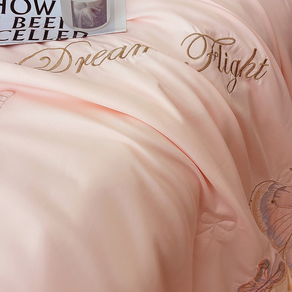 91家纺网 家纺一手货源 找家纺 宅家居 2026新款蚕蛹蛋白刺绣A类水光天丝贴纱绣夏被四件套-蝶舞花语 蝶舞花语-粉色