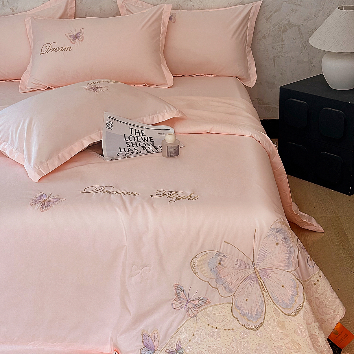 91家纺网 家纺一手货源 找家纺 宅家居 2026新款蚕蛹蛋白刺绣A类水光天丝贴纱绣夏被四件套-蝶舞花语 蝶舞花语-粉色