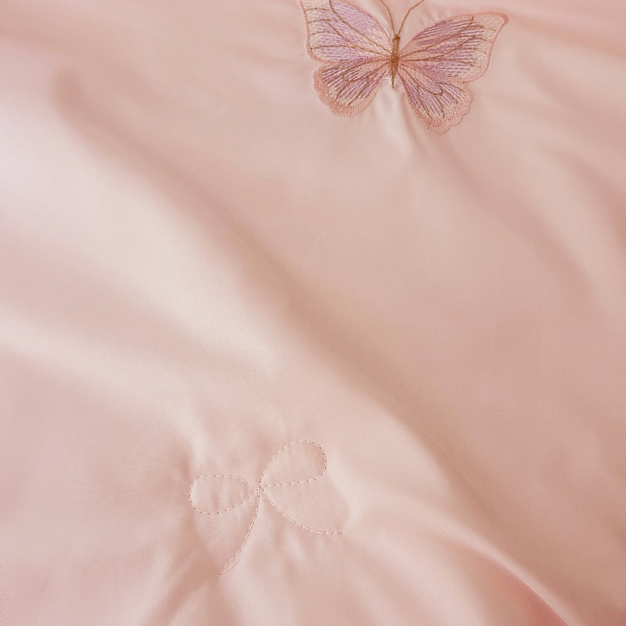 91家纺网 家纺一手货源 找家纺 宅家居 2026新款蚕蛹蛋白刺绣A类水光天丝贴纱绣夏被四件套-蝶舞花语 蝶舞花语-粉色