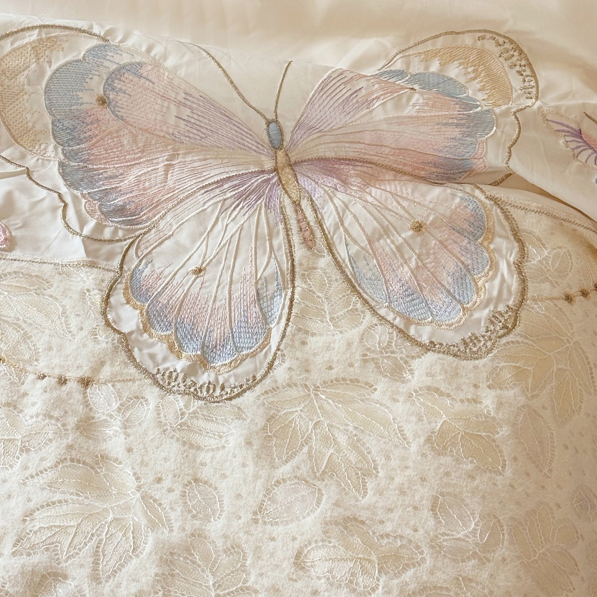 91家纺网 家纺一手货源 找家纺 宅家居 2026新款蚕蛹蛋白刺绣A类水光天丝贴纱绣夏被四件套-蝶舞花语 蝶舞花语-香槟