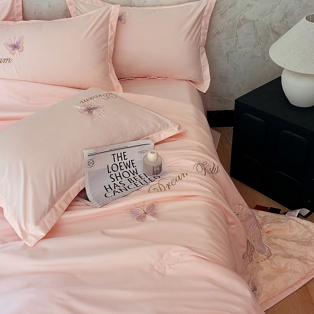 91家纺网 家纺一手货源 找家纺 宅家居 2026新款蚕蛹蛋白刺绣A类水光天丝贴纱绣夏被四件套-蝶舞花语 蝶舞花语-粉色