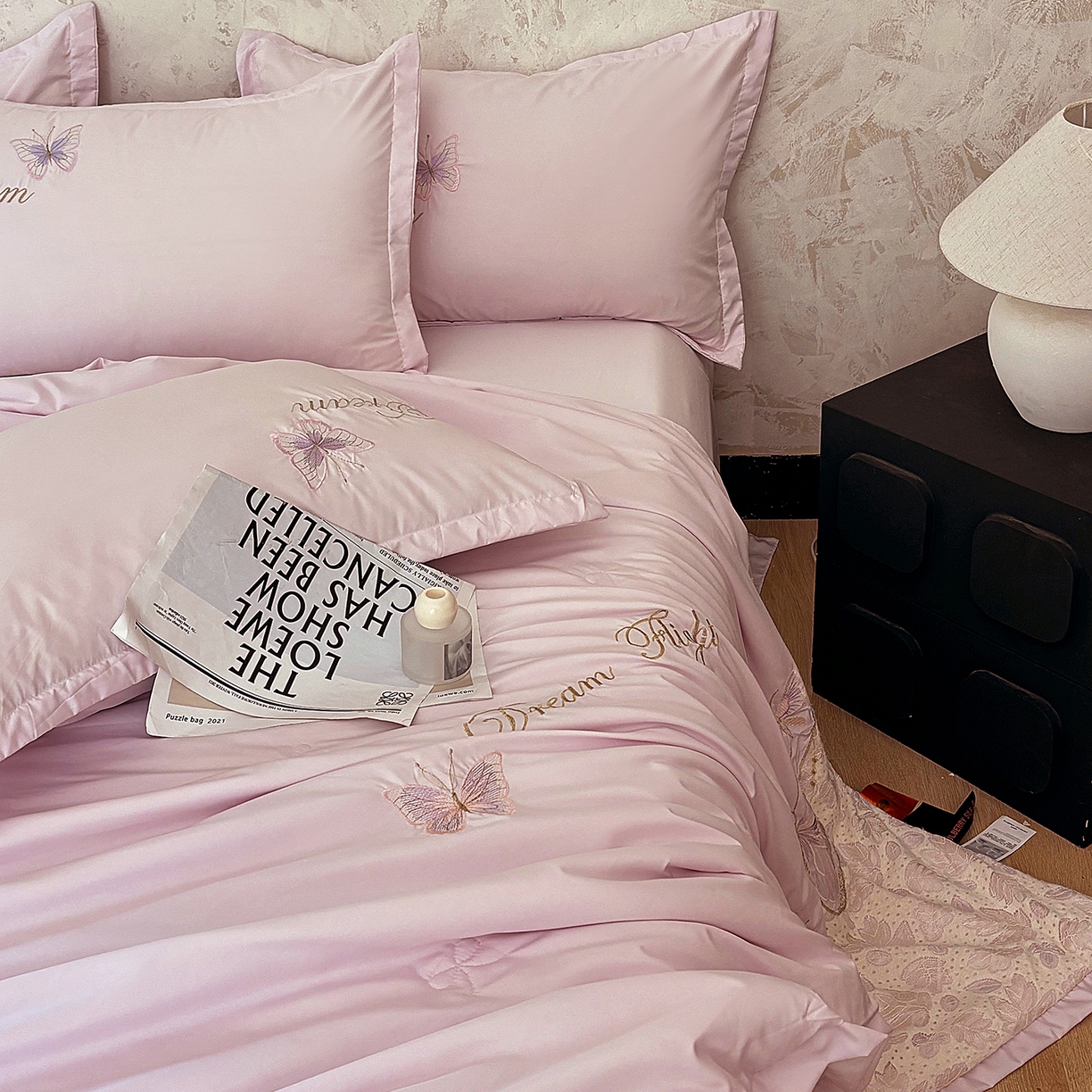 91家纺网 家纺一手货源 找家纺 宅家居 2026新款蚕蛹蛋白刺绣A类水光天丝贴纱绣夏被四件套-蝶舞花语 蝶舞花语-紫色