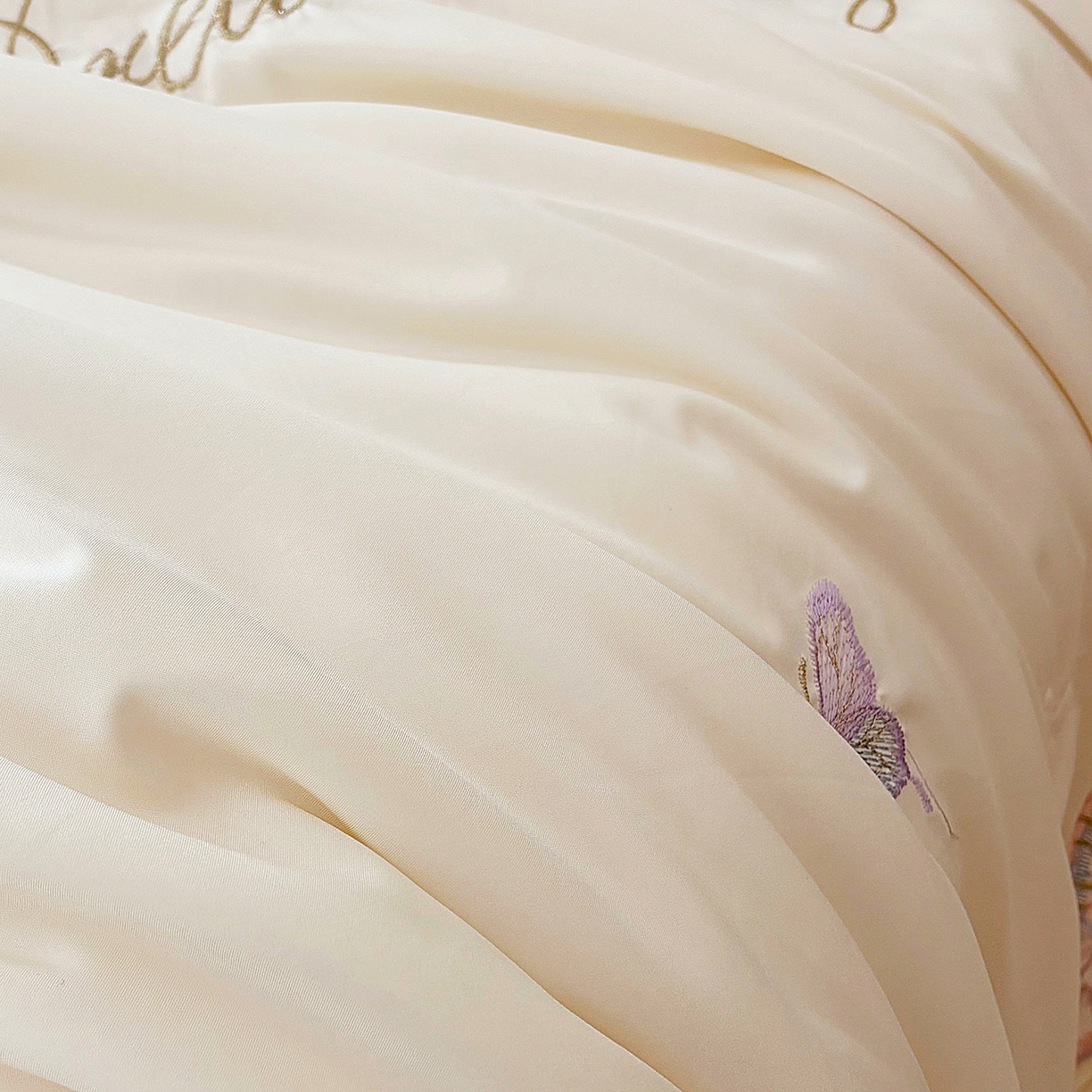 91家纺网 家纺一手货源 找家纺 宅家居 2026新款蚕蛹蛋白刺绣A类水光天丝贴纱绣夏被四件套-蝶舞花语 蝶舞花语-香槟