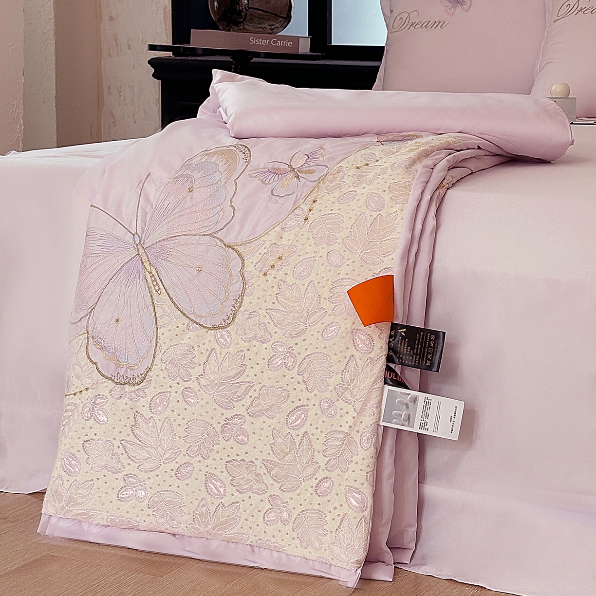 91家纺网 家纺一手货源 找家纺 宅家居 2026新款蚕蛹蛋白刺绣A类水光天丝贴纱绣夏被四件套-蝶舞花语 蝶舞花语-紫色