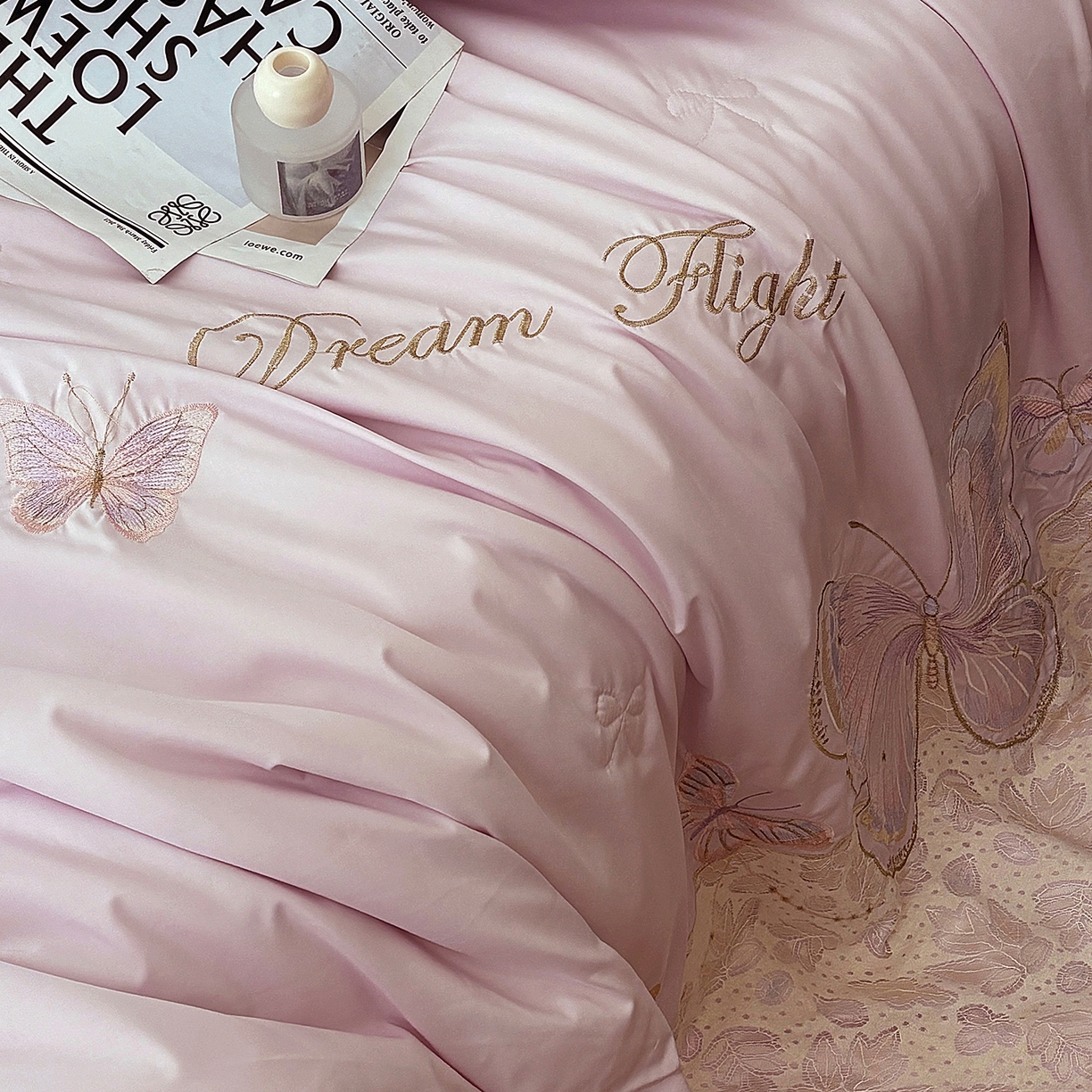 91家纺网 家纺一手货源 找家纺 宅家居 2026新款蚕蛹蛋白刺绣A类水光天丝贴纱绣夏被四件套-蝶舞花语 蝶舞花语-紫色